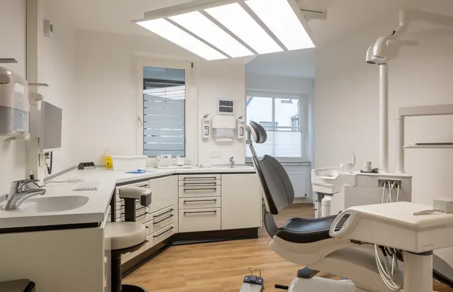 Behandlungszimmer mit modernem Behandlungsstuhl