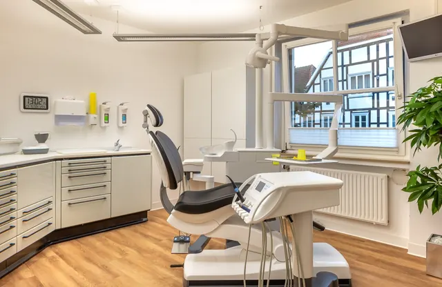Helles Behandlungszimmer mit Fachwerkblick