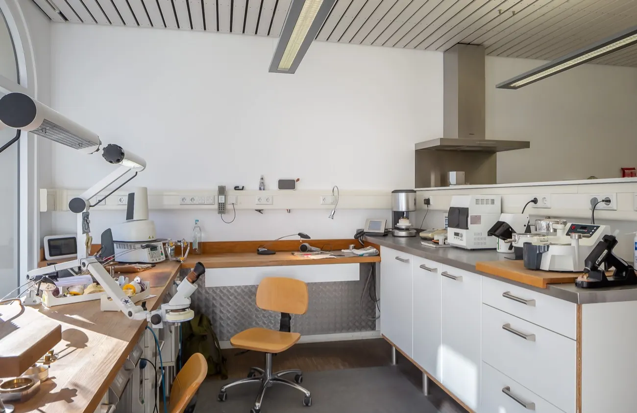 Arbeitsplätze im praxiseigenen Dentallabor