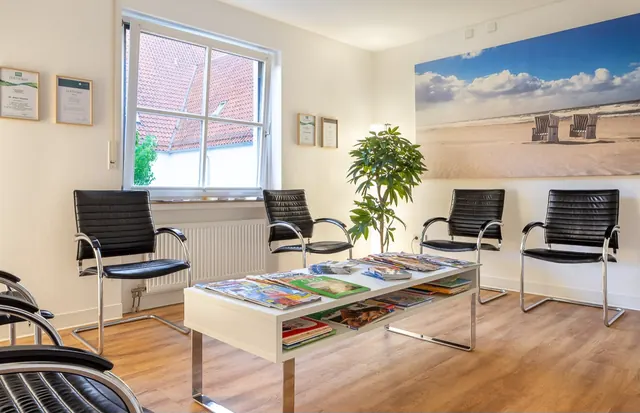 Wartezimmer mit Blick ins Grüne